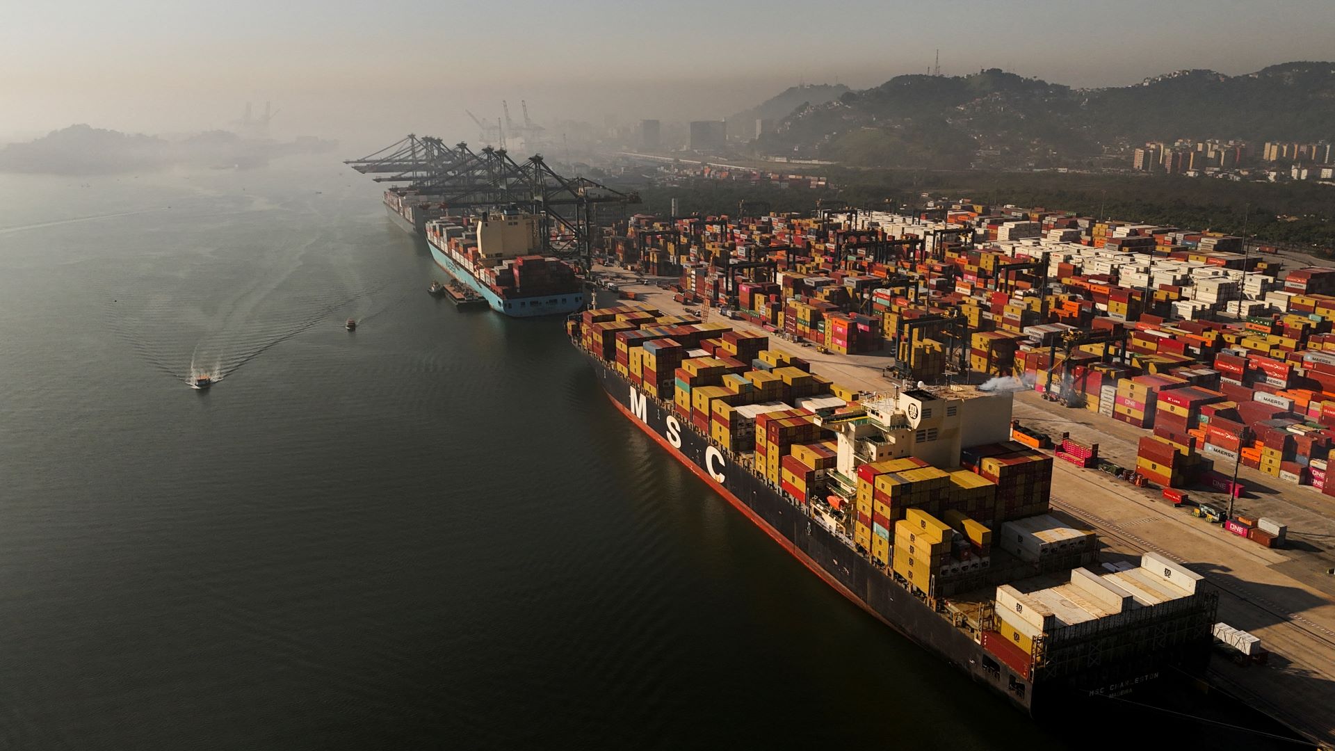 Navios no Porto de Santos - 01/05/2024 (Foto: Amanda Perobelli/Reuters)