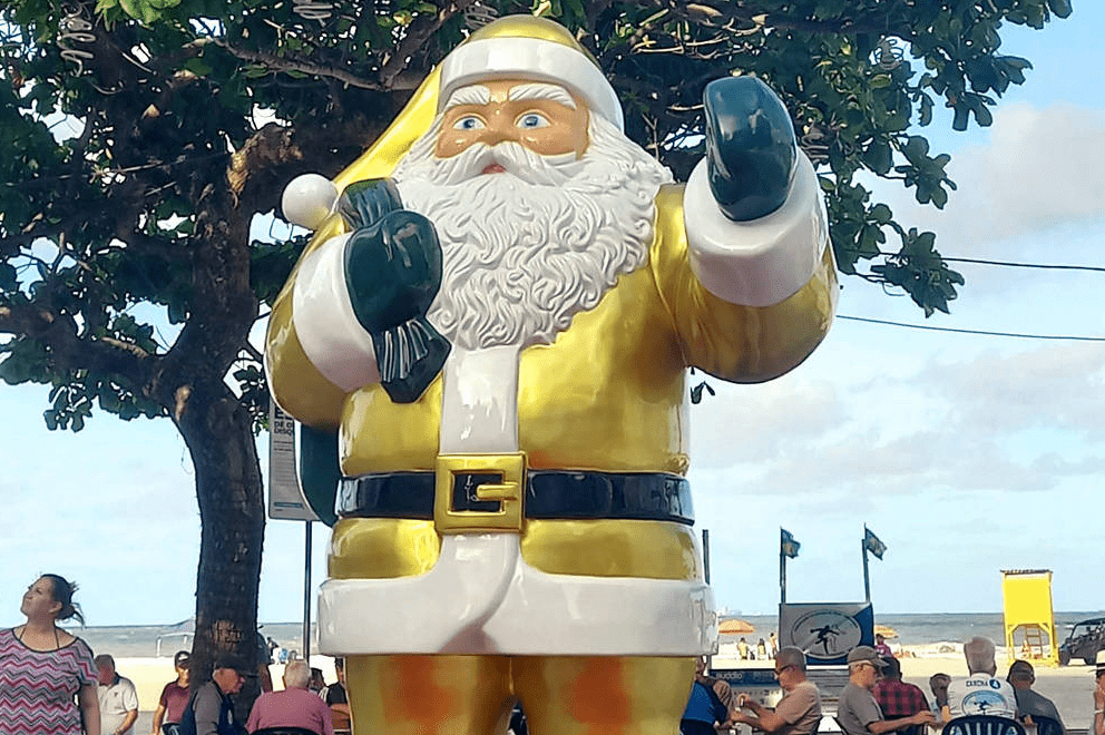 Prefeitura de Balneário Camboriú (SC) veste Papai Noel de verde e amarelo