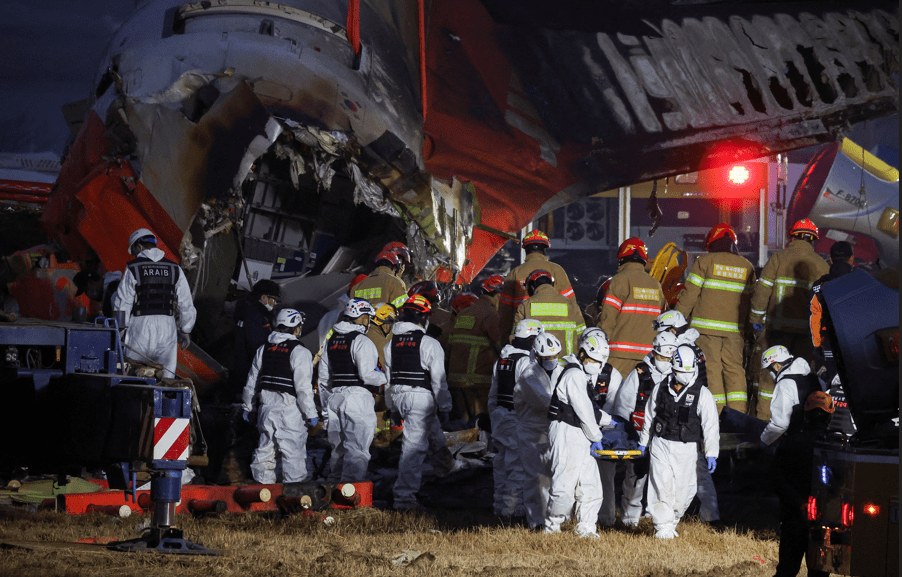 Resgate dos corpos do acidente aéreo na Coreia do Sul (Foto: Reuters)