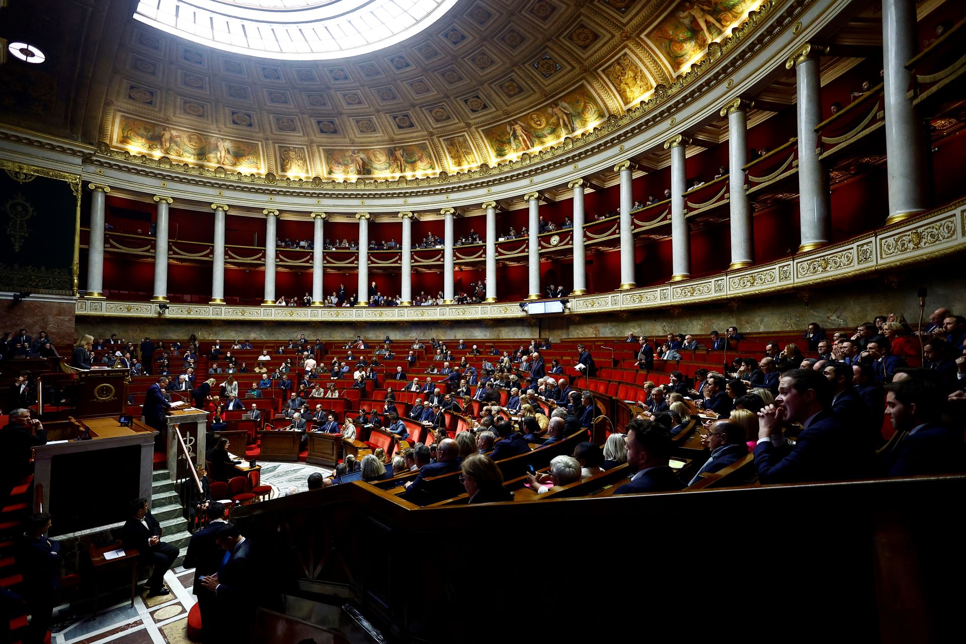 Visão geral durante debate sobre projeto de lei de financiamento da seguridade social de 2025 na Assembleia Nacional em Paris -  02/12/2024 (Foto: Sarah Meyssonnier/Reuters)