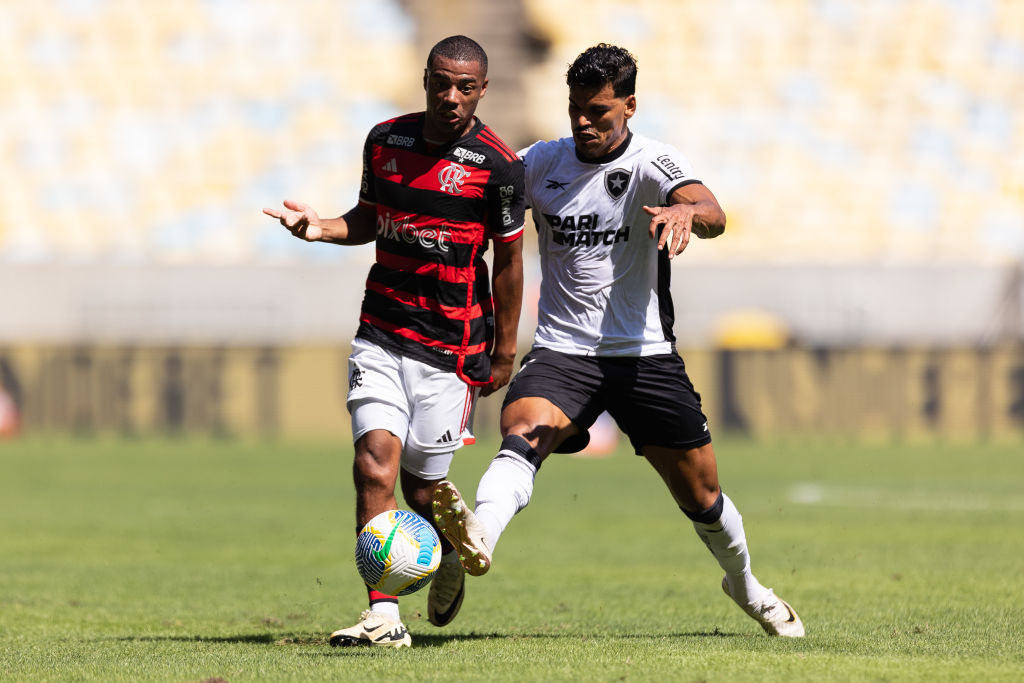 Nicolás De La Cruz, do Flamengo, disputa a bola com Danilo, do Botafogo, durante a partida entre Flamengo e Botafogo, parte do Brasileirão 2024, no Estádio do Maracanã em 28 de abril de 2024, no Rio de Janeiro, Brasil. (Foto de Ruano Carneiro/Getty Images)

