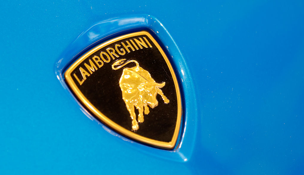 O logotipo da montadora italiana Lamborghini é exibido durante o “Mondial de l’Auto” no Parc des Expositions em 15 de outubro de 2024, em Paris, França (Chesnot/Getty Images)