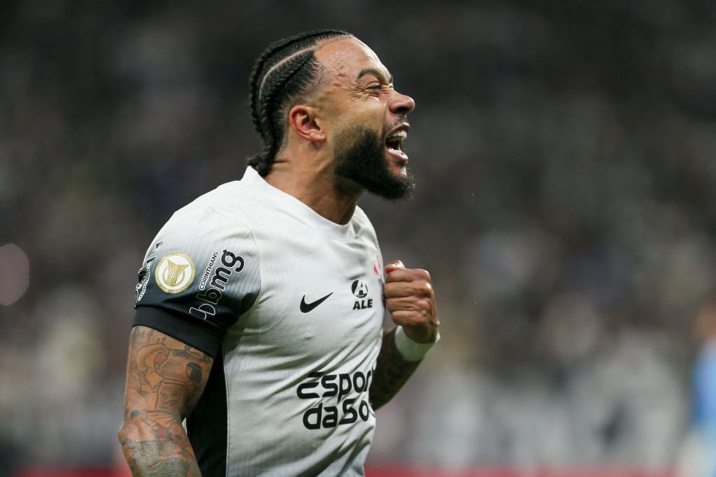 SÃO PAULO, BRASIL - 3 DE DEZEMBRO: Memphis Depay, do Corinthians, celebra após marcar o primeiro gol da equipe durante a partida do Campeonato Brasileiro 2024 entre Corinthians e Bahia na Neo Química Arena em 3 de dezembro de 2024, em São Paulo, Brasil. (Foto por Ricardo Moreira/Getty Images)

