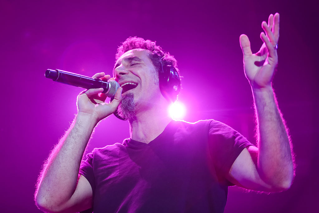 O vocalista Serj Tankian, do System of a Down, se apresenta em Inglewood, Califórnia (Chelsea Lauren/WireImage)