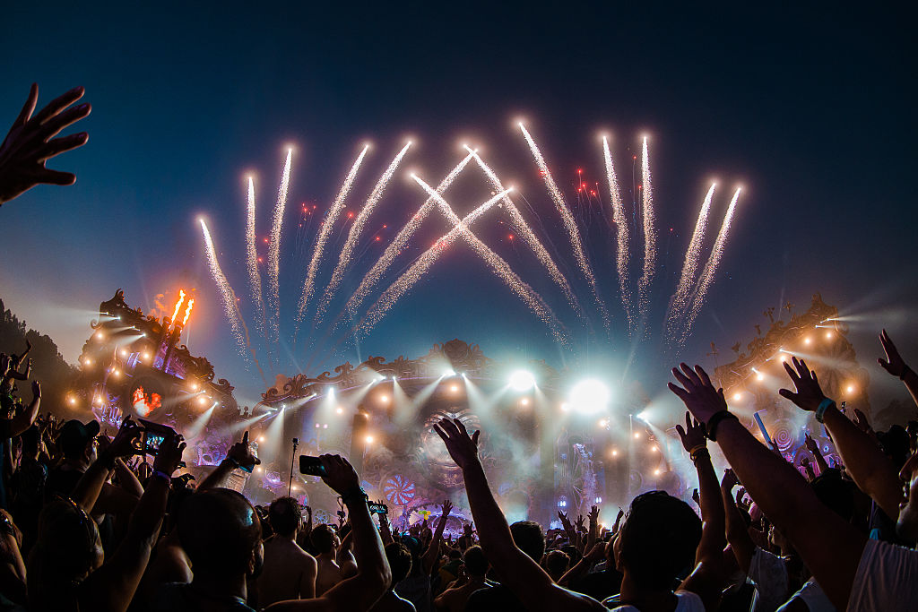 Vista geral da atmosfera com fogos de artifício durante o terceiro dia do festival de música Tomorrowland no Parque Maeda, em Itu, em 23 de abril de 2016, em São Paulo, Brasil. (Foto de Mauricio Santana/Getty Images)