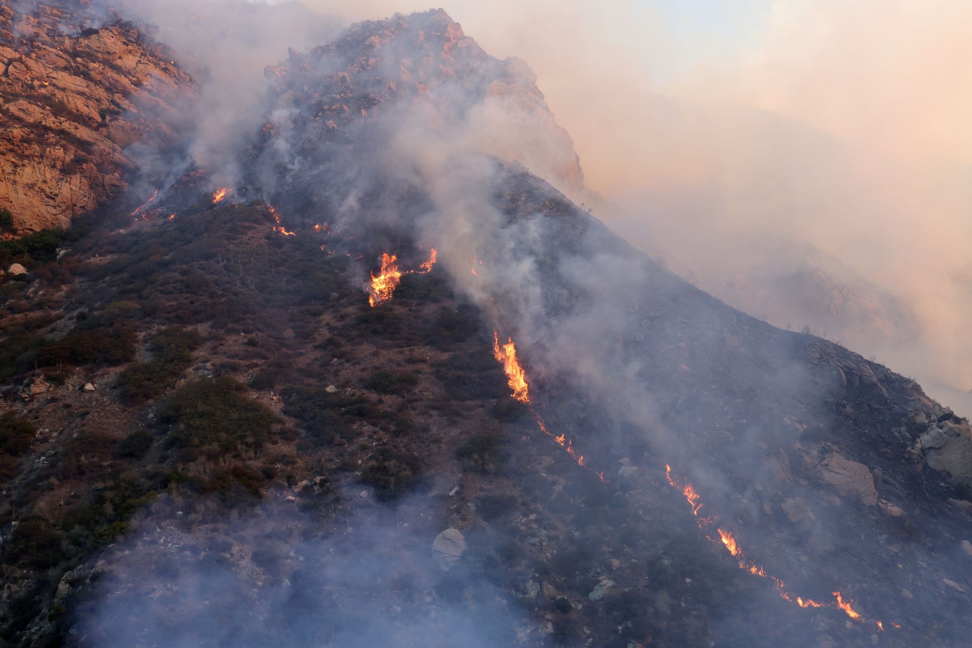 Incêndio florestal na Califórnia provoca retirada de moradores em Malibu