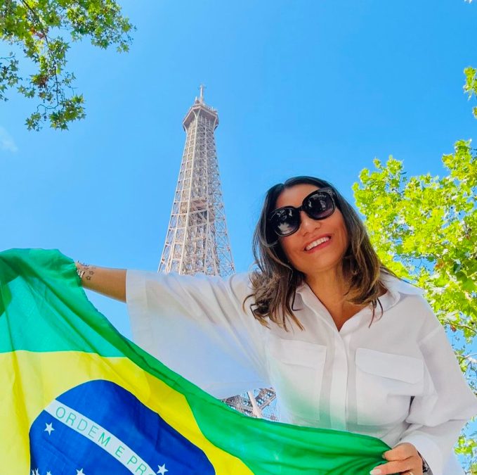 Imagem mostra a primeira dama Rosângela da Silva (Janja) com a bandeira do Brasil