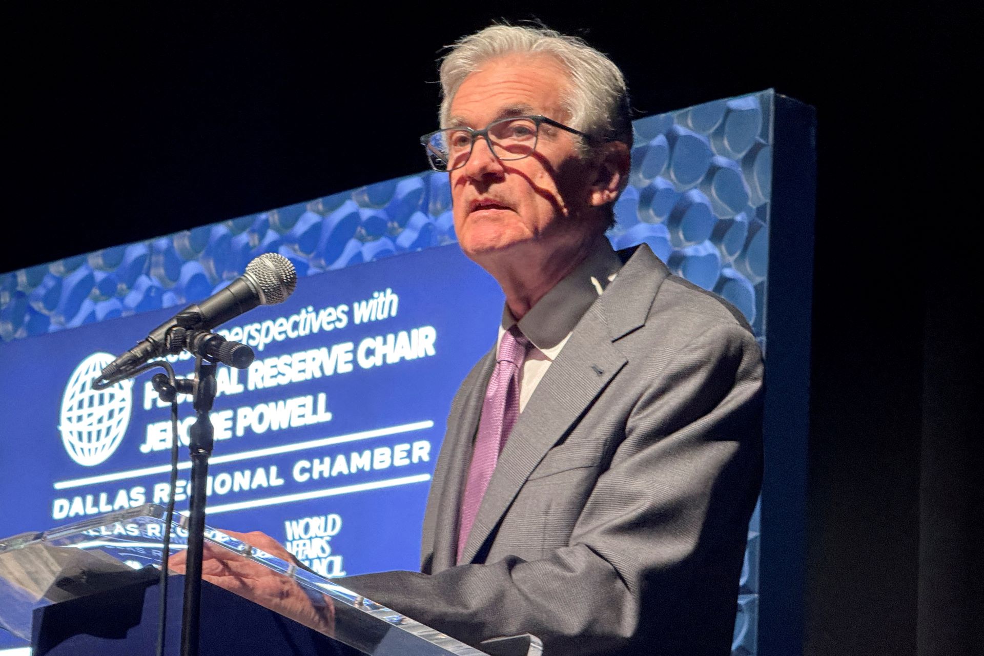 O presidente do Fed, Jerome Powell, durante discurso em Dallas, no Texas - 14/11/2024 (Foto: Ann Saphir/Reuters)