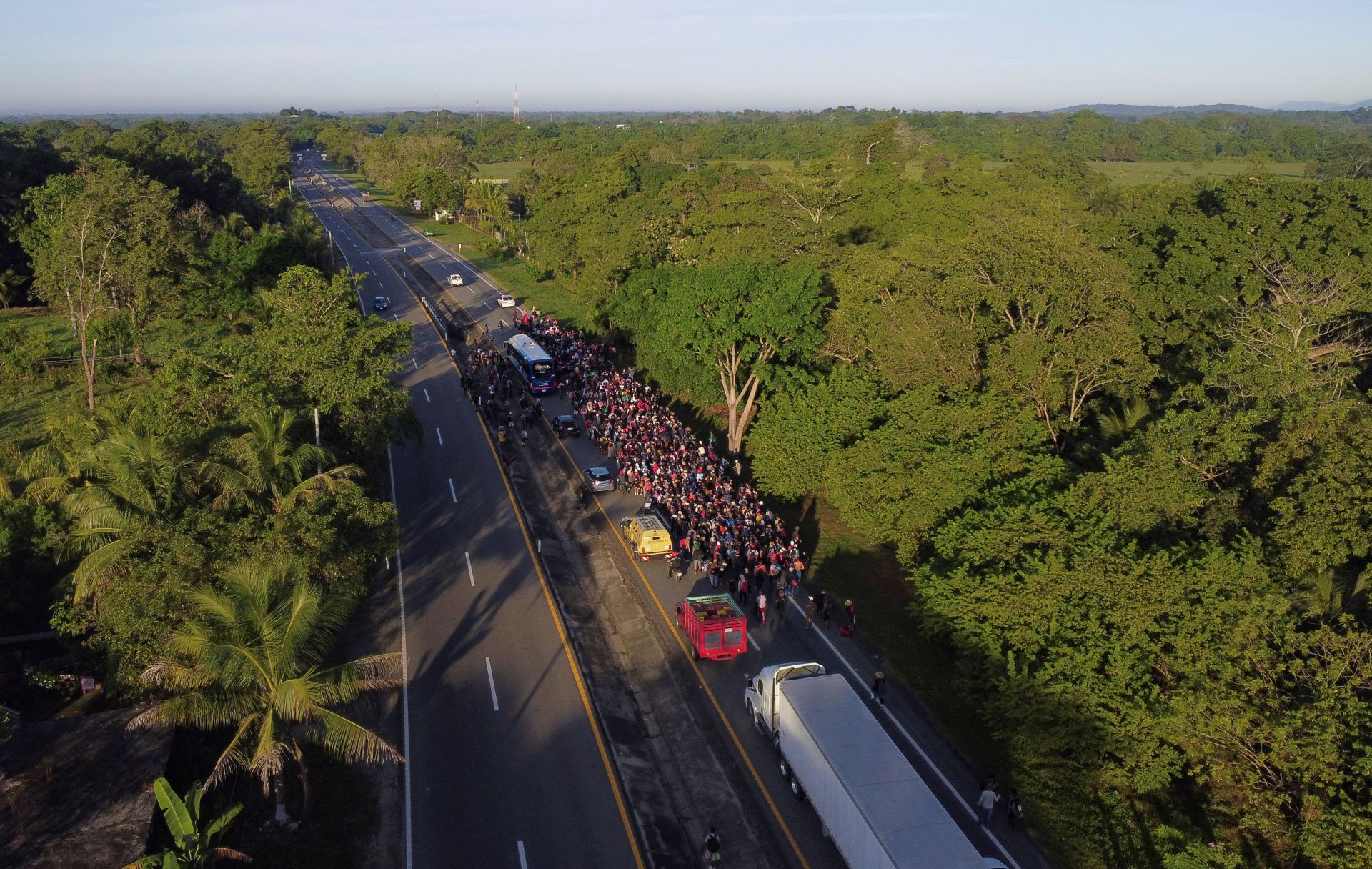 Migrantes caminham em caravana na tentativa de chegar à fronteira do México com os EUA - 03/12/2024 (Foto: Damian Sanchez/Reuters)