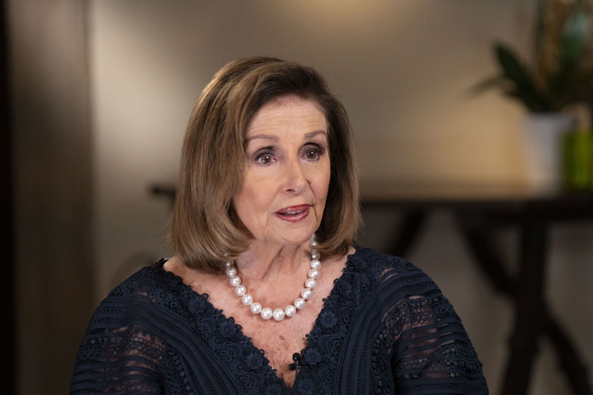 Nancy Pelosi opera o quadril após sofrer lesão durante viagem à Europa