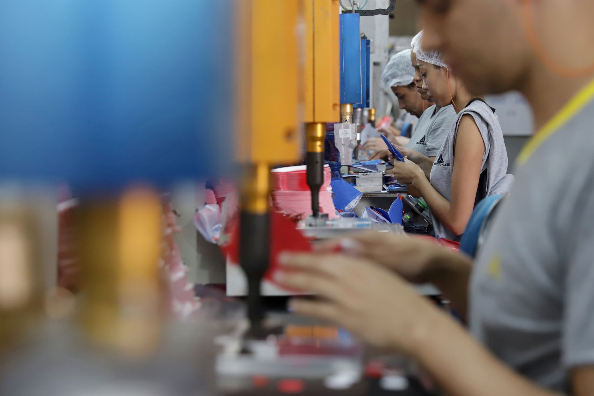 Funcionários de fábrica em Socorro, São Paulo  (Foto: Rahel Patrasso/Reuters)