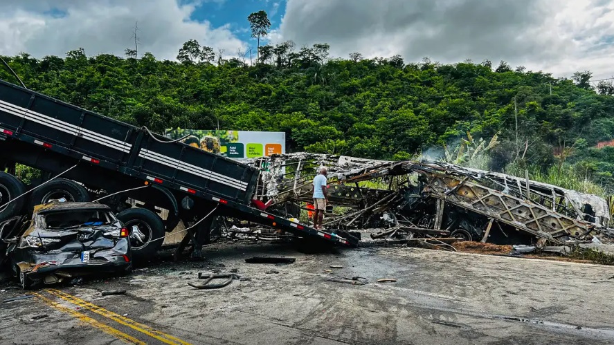 Acidente envolvendo carreta e ônibus em Minas Gerais deixou 41 mortos (Foto: Divulgação/Corpo de Bombeiros-MG)