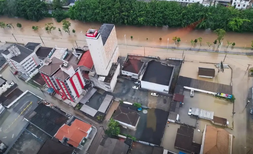 O estado de Santa Catarina é atingido por fortes chuvas (Foto: Coredec/Joinville)