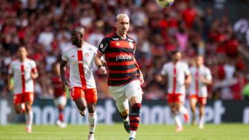 RIO DE JANEIRO, BRAZIL - DECEMBER 1: Leonardo Ortiz of Flamengo chases the ball during the match between Flamengo and Internacional at Maracana Stadium on December 1, 2024 in Rio de Janeiro, Brazil. (Photo by Max Peixoto/Eurasia Sport Images/Getty Images)