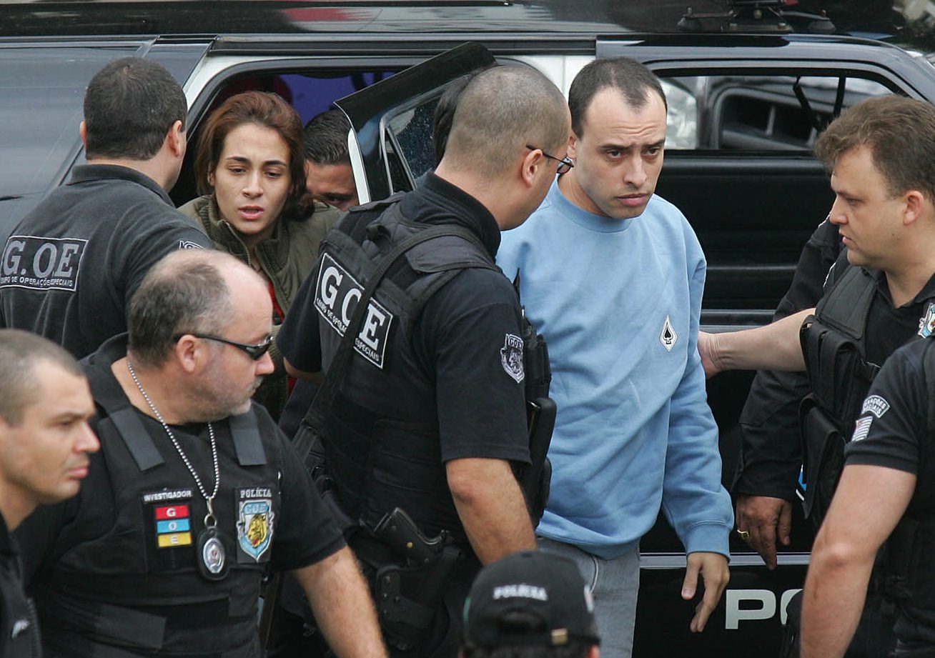 Brasil, São Paulo, SP. 18/04/2008. O casal Alexandre Nardoni e Anna Carolina Jatobá chega para depor sobre a morte da menina Isabella Nardoni, que, no dia, completaria seis, em uma viatura do GOE (Grupo de Operações Especiais) no 9º Distrito Policial, no bairro do Carandiru, zona norte de São Paulo. - Crédito:ALEX SILVA/ESTADÃO CONTEÚDO/AE/Codigo imagem:32376