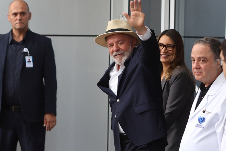 O presidente Luiz Inácio Lula da Silva (PT), a primeira-dama, Janja da Silva, e o médico Roberto Kalil Filho (Foto: Felipe Iruata/Reuters)