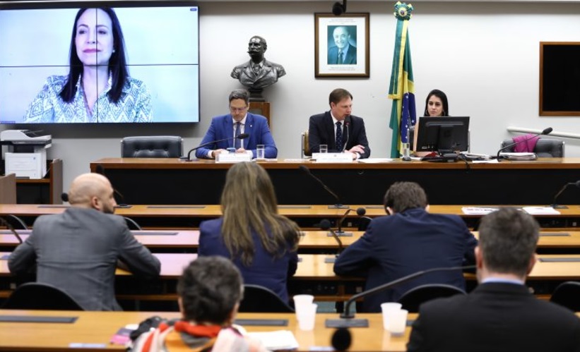 María Corina Machado foi ouvida por videoconferência pela Comissão de Relações Exteriores da Câmara dos Deputados (Foto: Vinicius Loures/Câmara dos Deputados)