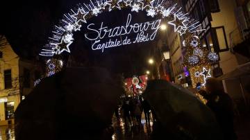 Tradicional mercado de Natal em Estrasburgo, na França (Foto: Kai Pfaffenbach/Reuters)