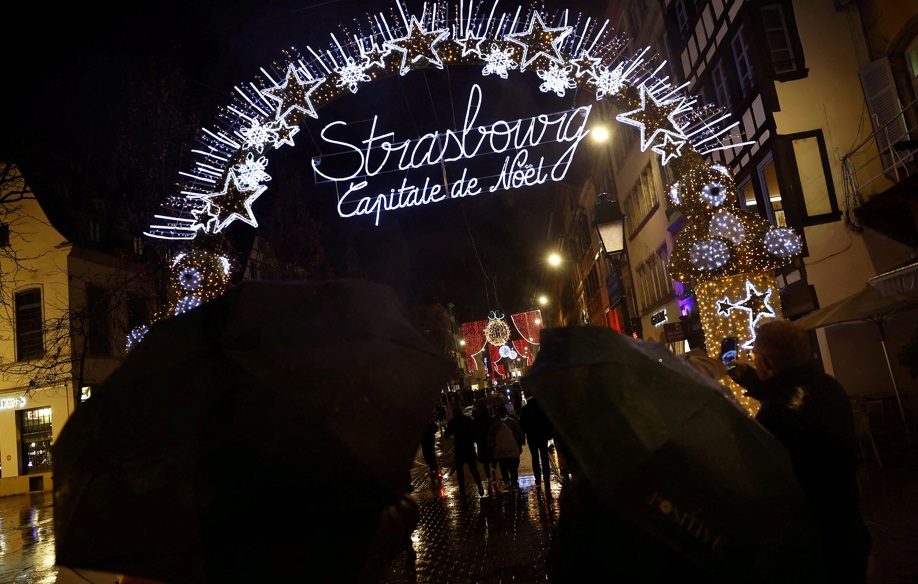 Tradicional mercado de Natal em Estrasburgo, na França (Foto: Kai Pfaffenbach/Reuters)