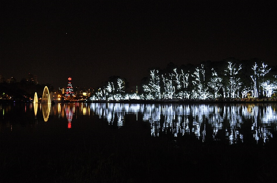 Lago do Parque Ibirapuera enfeitado para o Natal, SP (Morgana Neumann/Wikimedia Commons)