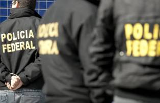 Agentes da Polícia Federal durante operação (Foto: Marcelo Camargo/Agência Brasil)