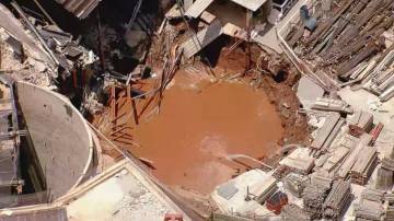 Buraco se abre em canteiro de obras de futura estação do Metrô em SP (Foto: Reprodução/TV Globo)