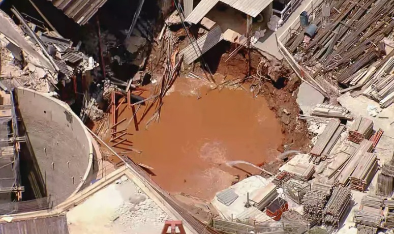 Buraco se abre em canteiro de obras de futura estação do Metrô em SP (Foto: Reprodução/TV Globo)