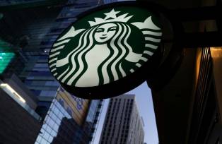 Logo da Starbucks em Los Angeles (EUA) (Foto: Mike Blake/Reuters)