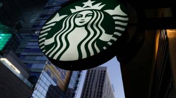 Logo da Starbucks em Los Angeles (EUA) (Foto: Mike Blake/Reuters)