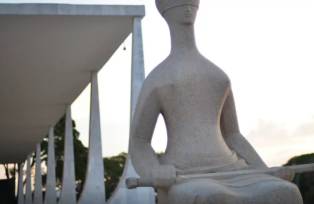 Estátua em frente ao prédio do Supremo Tribunal Federal (STF) (Foto: Marcello Casal Jr./Agência Brasil)