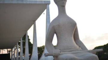 Estátua em frente ao prédio do Supremo Tribunal Federal (STF) (Foto: Marcello Casal Jr./Agência Brasil)