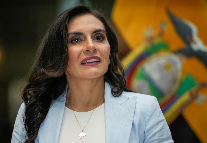 A vice-presidente do Equador, Veronica Abad, durante entrevista coletiva em Quito (Foto: Cristina Vega/Reuters)