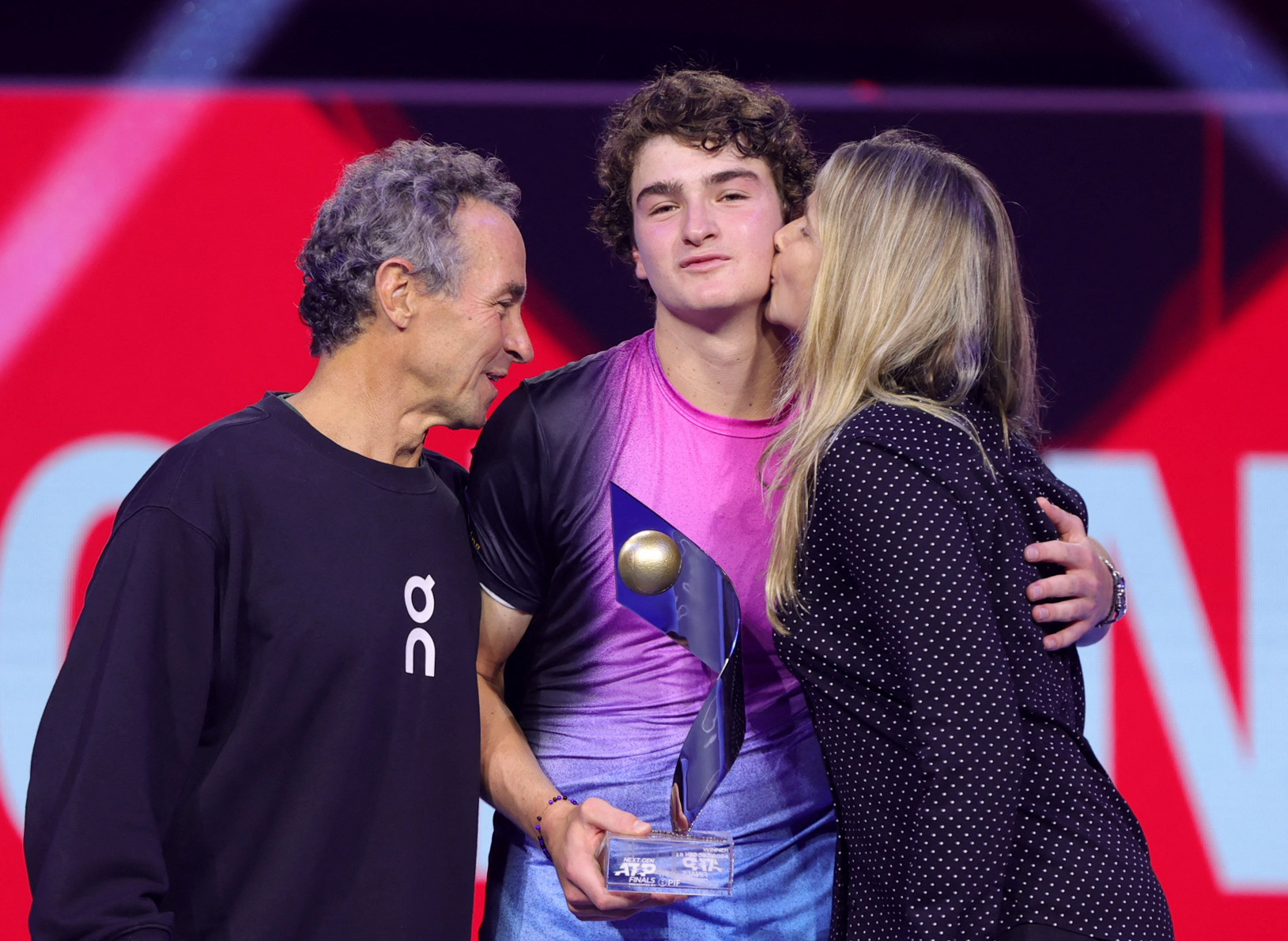 O brasileiro João Fonseca celebra com seus pais, Roberta e Christiano Fonseca, após vencer final contra Learner Tien, dos EUA (Foto: Reuters)