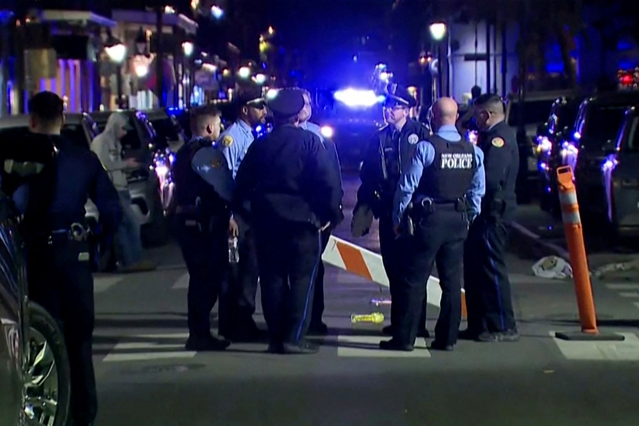 Policiais no local onde uma caminhonete atropelou uma grande multidão na Bourbon Street, no French Quarter de Nova Orleans, Louisiana, EUA, em 1º de janeiro de 2025, nesta captura de tela retirada de um vídeo. Filial da ABC WGNO/Divulgação via REUTERS