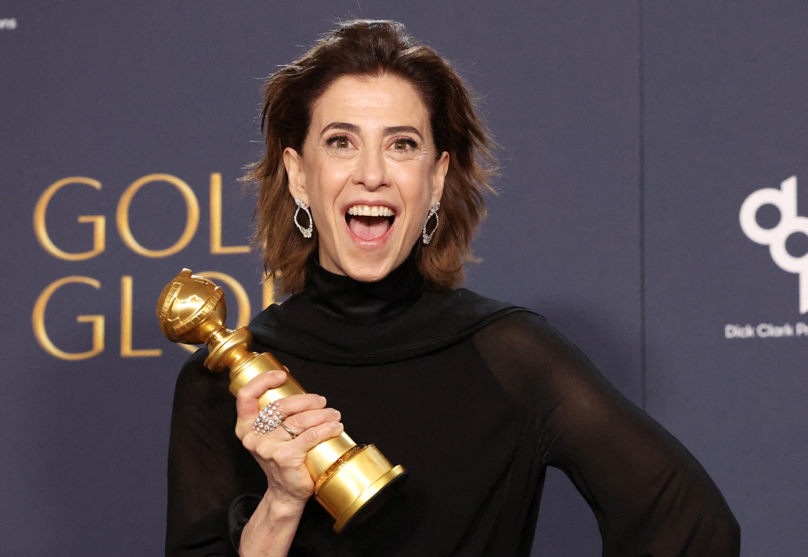 Fernanda Torres posa com o prêmio de Melhor Performance de Atriz em Filme Dramático por "I'm Still Here" no 82º Globo de Ouro em Beverly Hills, Califórnia, EUA, 5 de janeiro de 2025. REUTERS/Mario Anzuoni