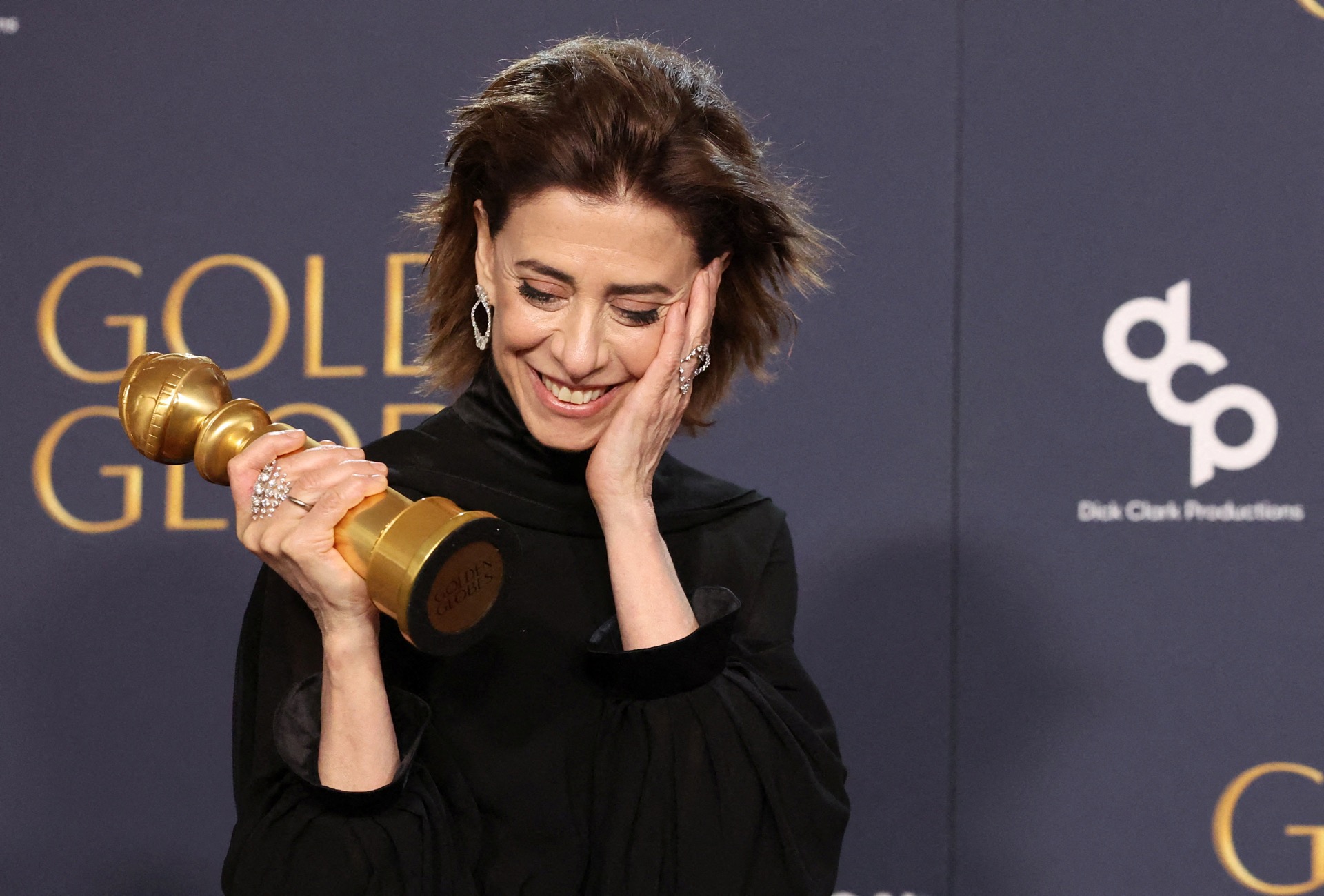 Fernanda Torres posa com o prêmio de Melhor Performance de Atriz em Filme Dramático por "I'm Still Here" no 82º Globo de Ouro em Beverly Hills, Califórnia, EUA, 5 de janeiro de 2025. REUTERS/Mario Anzuoni