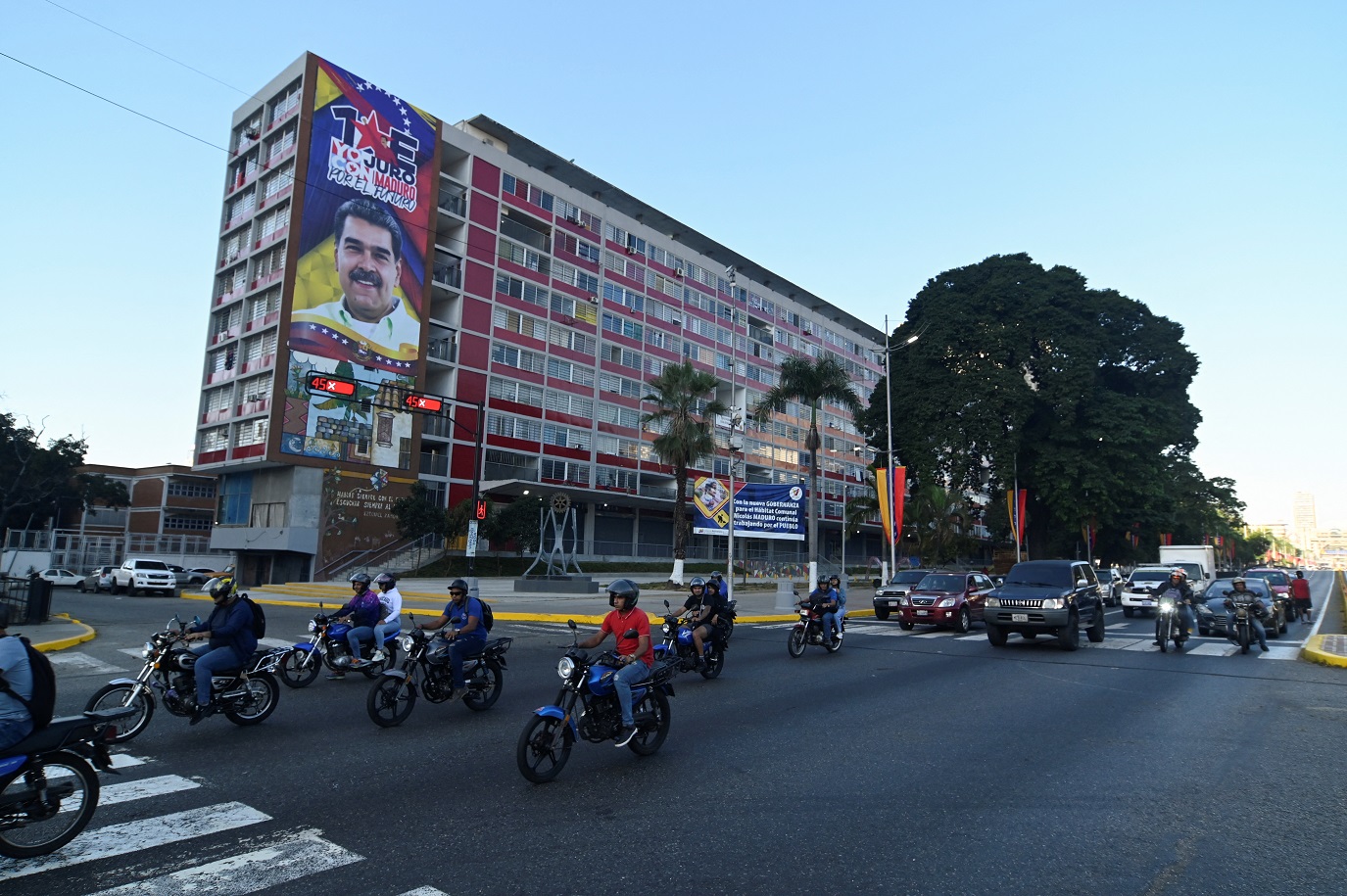 Cartaz de apoio ao presidente venezuelano, Nicolás Maduro, em edifício de Caracas
08/01/2025
REUTERS/Maxwell Briceno