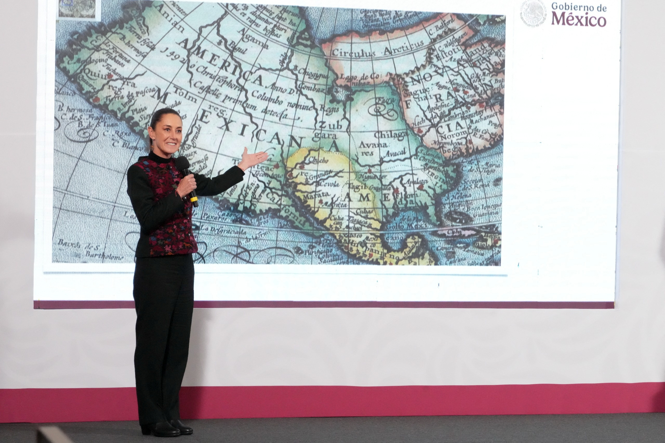 A presidente do México, Claudia Sheinbaum, mostra um mapa-múndi de 1661 que exibe as Américas e o Golfo do México em resposta aos comentários do presidente eleito dos EUA, Donald Trump, sobre renomear o corpo d’água, durante uma coletiva de imprensa no Palácio Nacional na Cidade do México, México, nesta foto distribuída em 8 de janeiro de 2025. Presidência do México/Divulgação via REUTERS ATENÇÃO EDITORES - ESTA IMAGEM FOI FORNECIDA POR UM TERCEIRO. SEM REVENDA. SEM ARQUIVOS.

