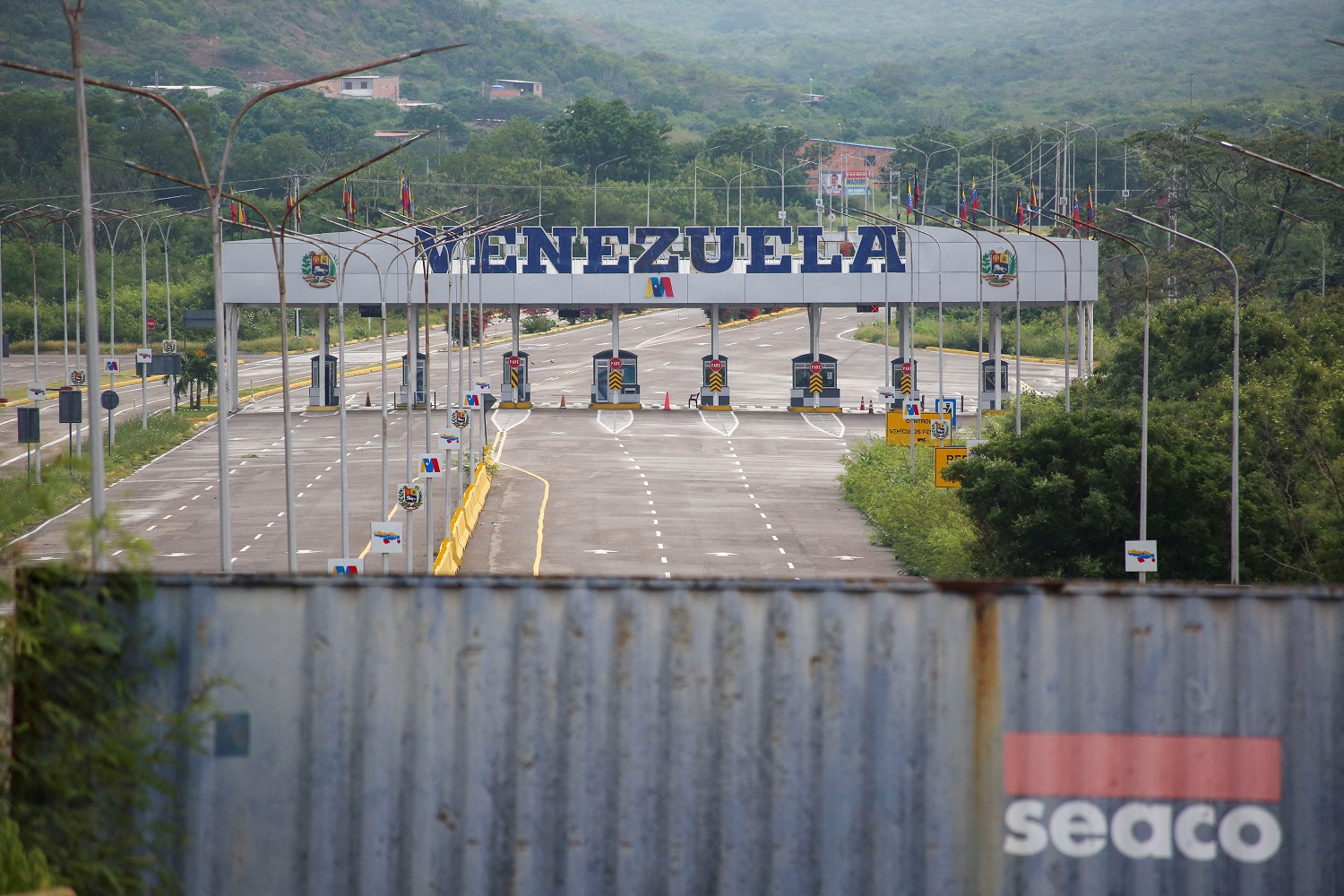 Um contêiner bloqueia a fronteira entre a Venezuela e a Colômbia na Ponte Binacional Atanasio Girardot (REUTERS/Carlos Eduardo Ramirez)