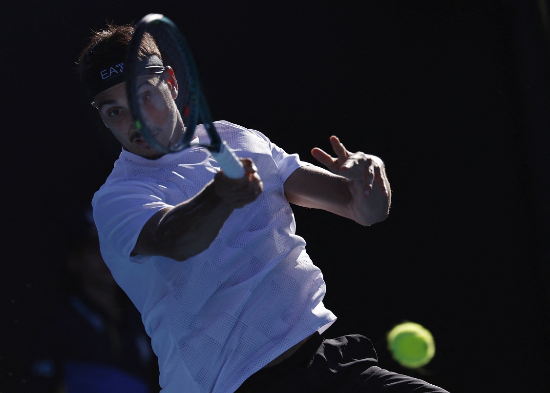 O italiano Lorenzo Sonego em ação durante sua partida de primeira rodada contra o suíço Stan Wawrinka. REUTERS/Tingshu Wang

