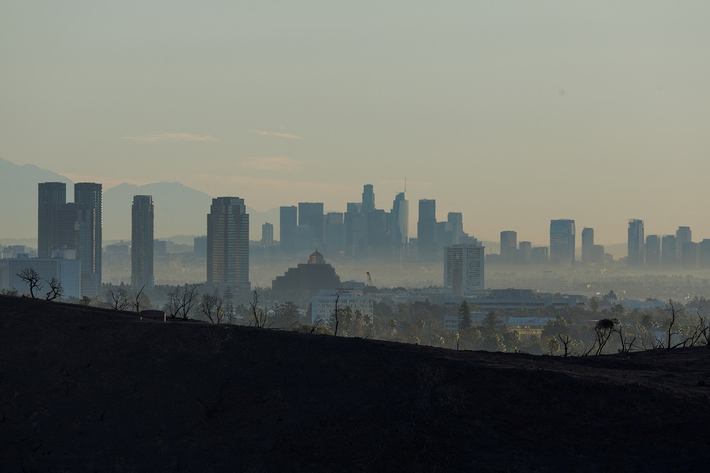 Ventos aumentam na Califórnia e ameaçam alimentar incêndios em Los Angeles