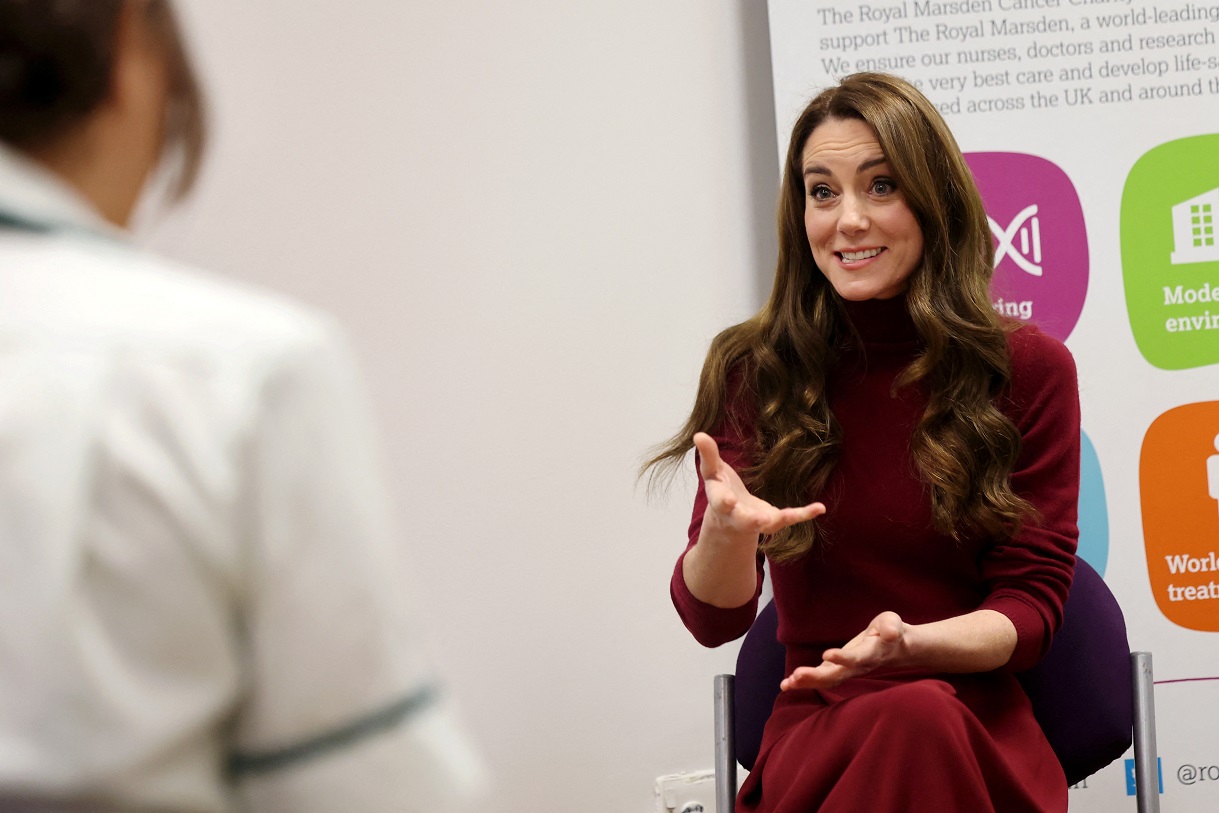 Kate Middleton anuncia remissão de câncer após visita a hospital