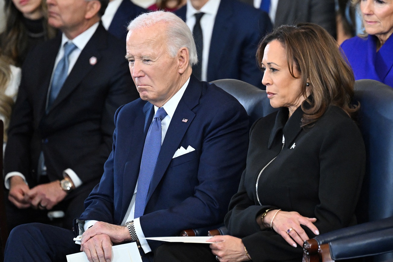 O presidente dos EUA, Joe Biden, e a vice-presidente Kamala Harris participam da cerimônia de posse antes de Donald Trump ser empossado como o 47º presidente dos EUA na Rotunda do Capitólio dos EUA em Washington, DC, em 20 de janeiro de 2025. SAUL LOEB/Pool via REUTERS