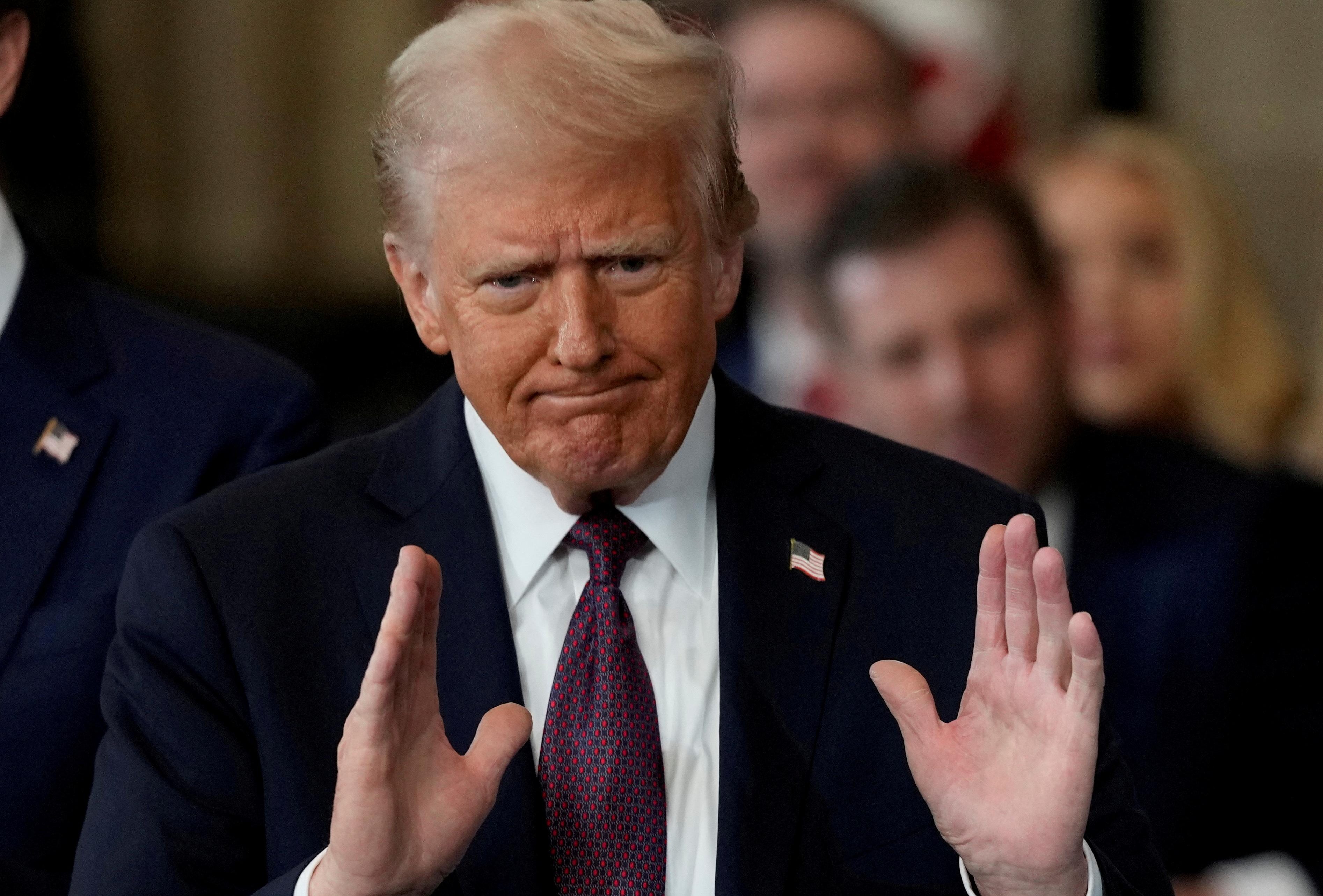 Presidente Donald Trump gesticula durante a 60ª posse presidencial no Capitólio dos EUA em Washington 20/01/2025 Julia Demaree Nikhinson/Pool via REUTERS

