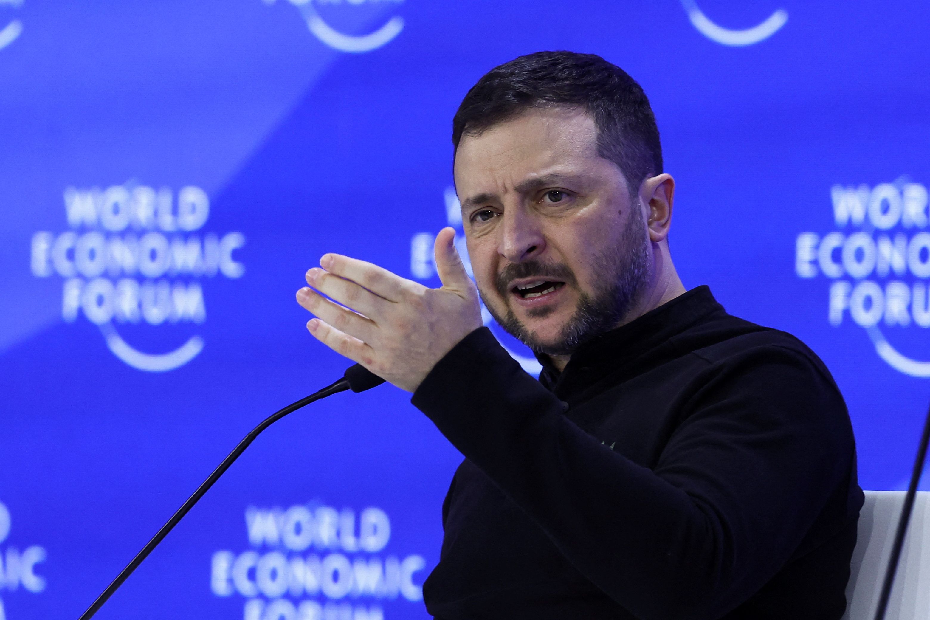 O presidente da Ucrânia, Volodymyr Zelensky, fala durante a 55ª reunião anual do Fórum Econômico Mundial em Davos, Suíça, em 21 de janeiro de 2025 (REUTERS/Yves Herman)