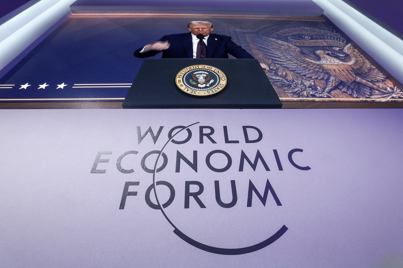 O presidente dos EUA, Donald Trump, faz um discurso especial remotamente durante a 55ª reunião anual do Fórum Econômico Mundial (WEF) em Davos, Suíça, em 23 de janeiro de 2025. REUTERS/Yves Herman