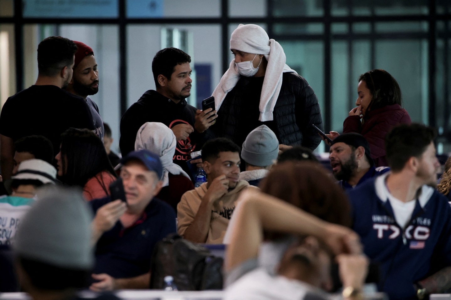 Migrantes brasileiros deportados dos EUA aguardam para embarcar em um voo da Força Aérea Brasileira para Belo Horizonte no Aeroporto Internacional Eduardo Gomes, em Manaus, Brasil, 25 de janeiro de 2025. REUTERS/Bruno Kelly
