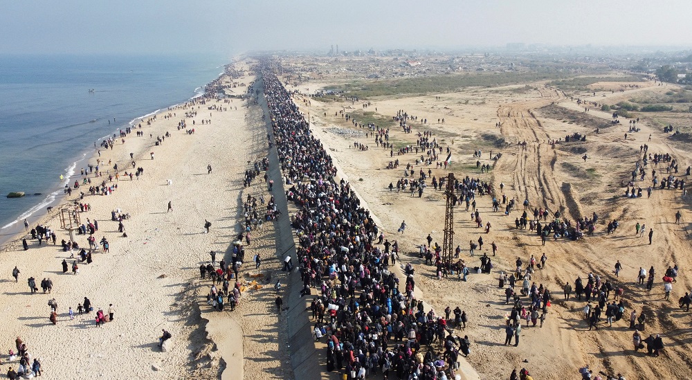 A drone view shows Palestinians, who were displaced to the south at Israel's order during the war, making their way back to their homes in northern Gaza, amid a ceasefire between Israel and Hamas, in the central Gaza Strip, January 27, 2025. REUTERS/Mohammed Salem  REFILE - QUALITY REPEAT     TPX IMAGES OF THE DAY