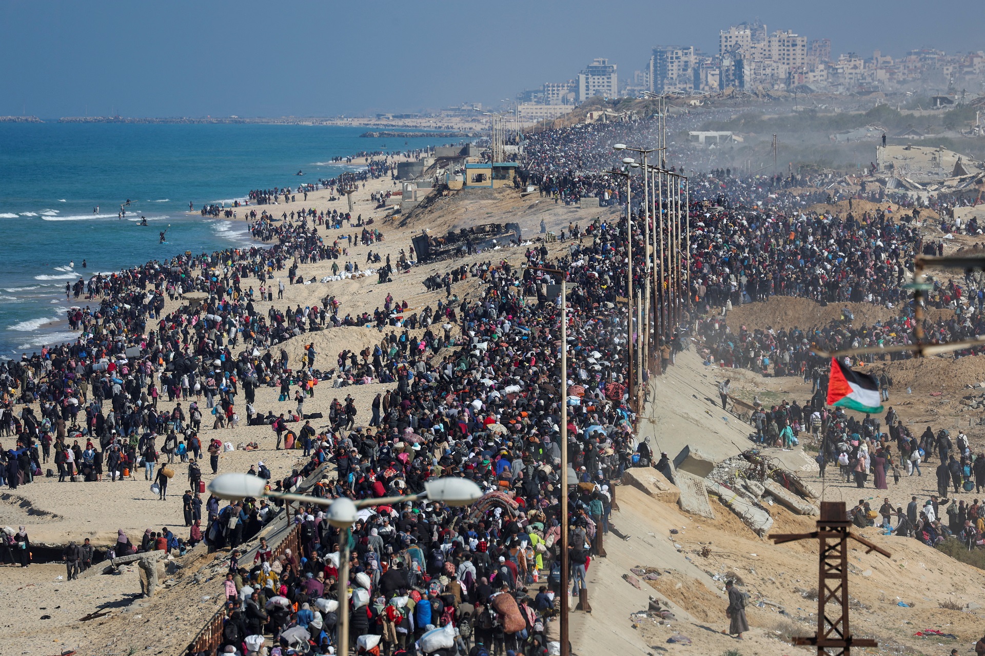 Palestinos formam corredor humano na volta ao Norte de Gaza