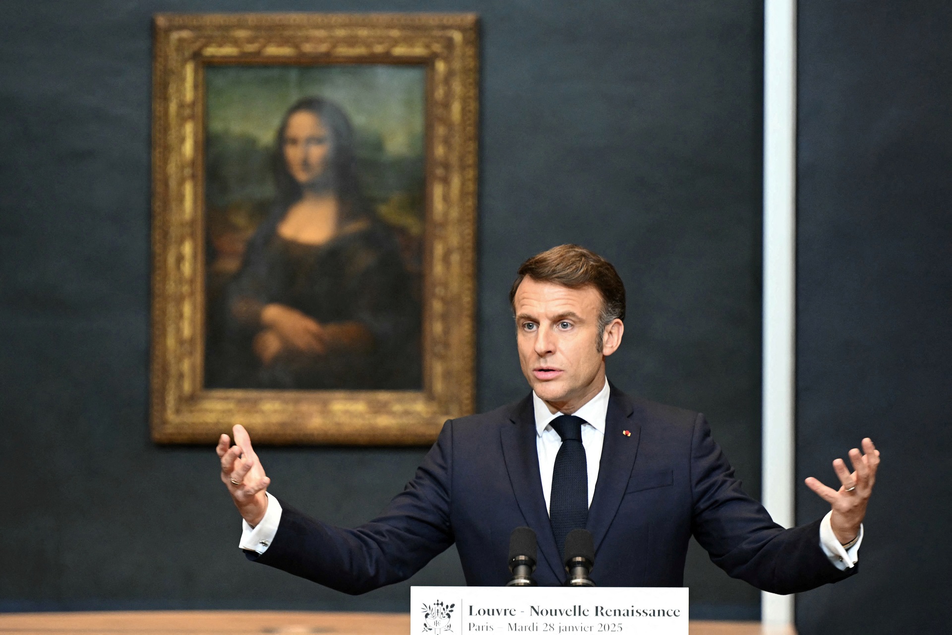 O presidente da França, Emmanuel Macron, faz um discurso no Museu do Louvre em Paris em 28 de janeiro de 2025. Bertrand Guay/Pool via REUTERS.

